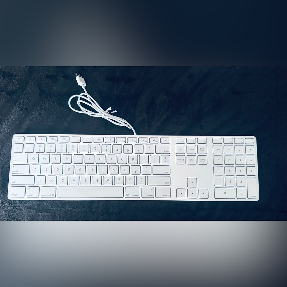 Genuine Apple Full Size Layout Wired Keyboard Great Condition